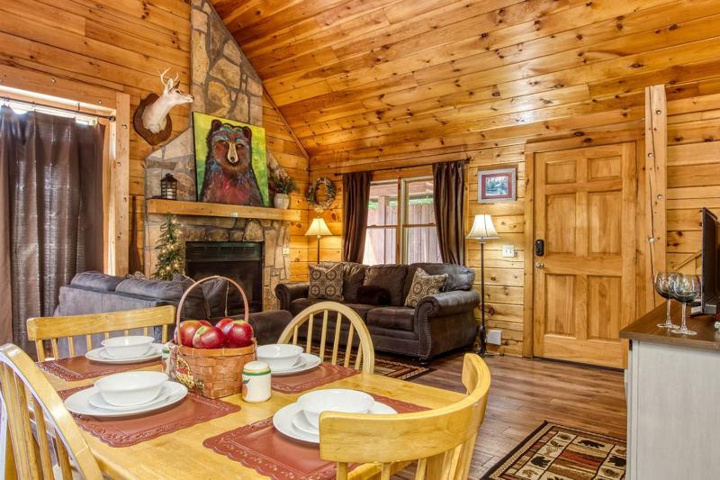 Sugar Bear Lodge Hot Tub WIFI 560 FREE tickets each paid day - image 27