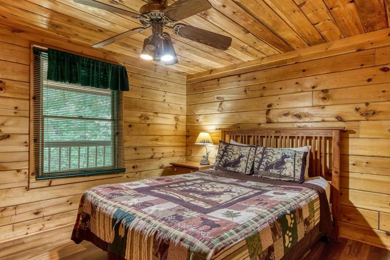 Sugar Bear Lodge Hot Tub WIFI 560 FREE tickets each paid day - image 24