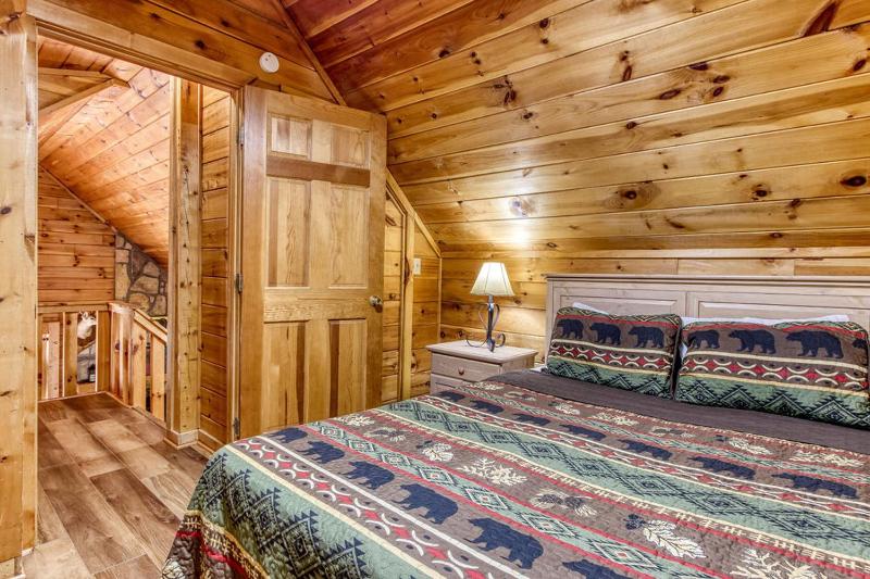 Sugar Bear Lodge Hot Tub WIFI 560 FREE tickets each paid day - image 33