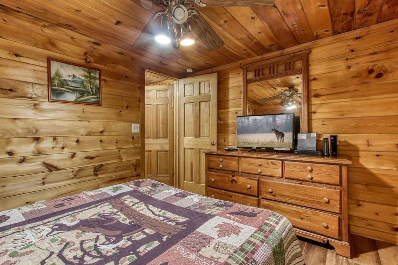 Sugar Bear Lodge Hot Tub WIFI 560 FREE tickets each paid day - image 36