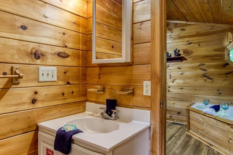 Sugar Bear Lodge Hot Tub WIFI 560 FREE tickets each paid day - image 12