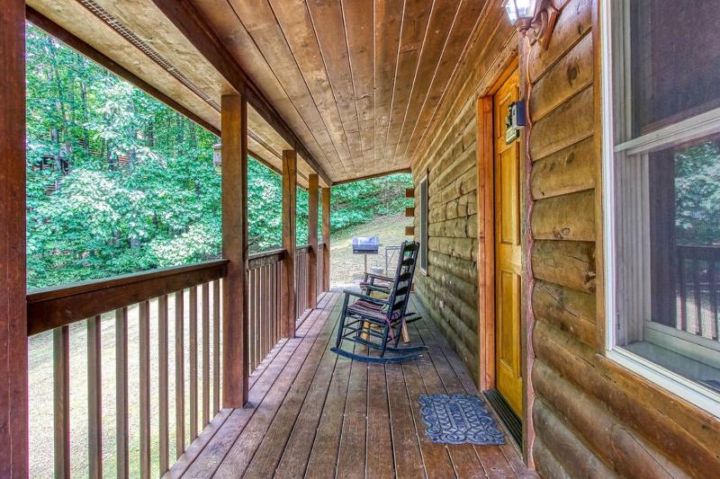 Sugar Bear Lodge Hot Tub WIFI 560 FREE tickets each paid day - image 11