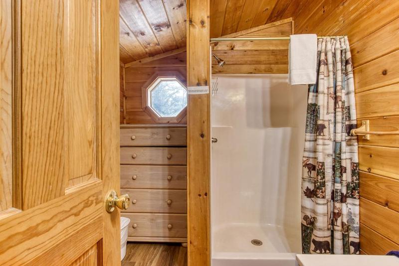 Sugar Bear Lodge Hot Tub WIFI 560 FREE tickets each paid day - image 38