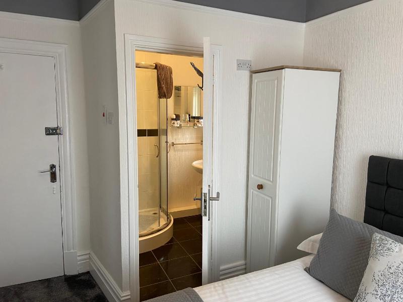 Small Double Room image 4