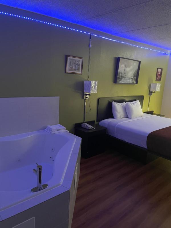 Deluxe Suite with Spa Bath image 4