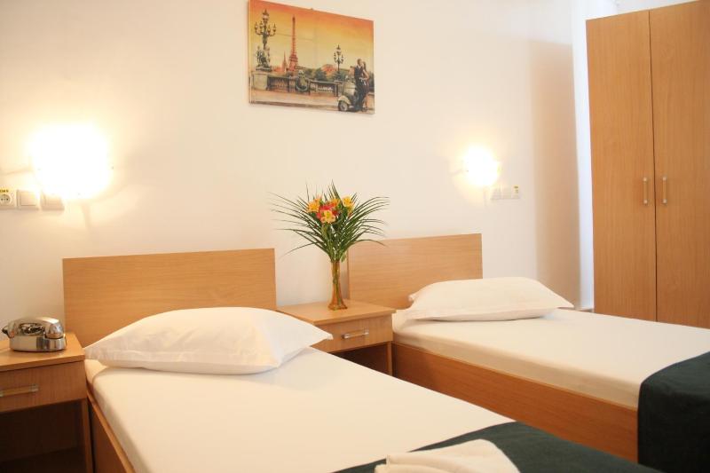 Twin Room with Shared Bathroom image 2