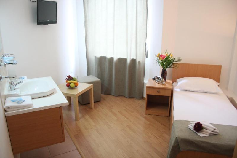 Single Room with Shared Bathroom image 3