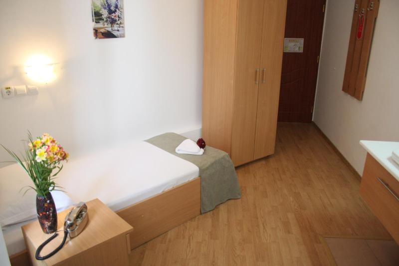 Single Room with Shared Bathroom image 2