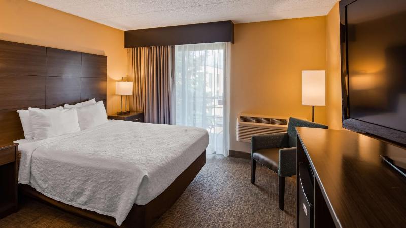 Queen Suite with Balcony image 3