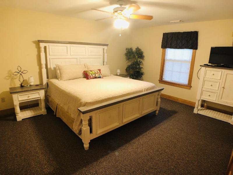 Quiet Condo with Retreat Atmosphere - image 25
