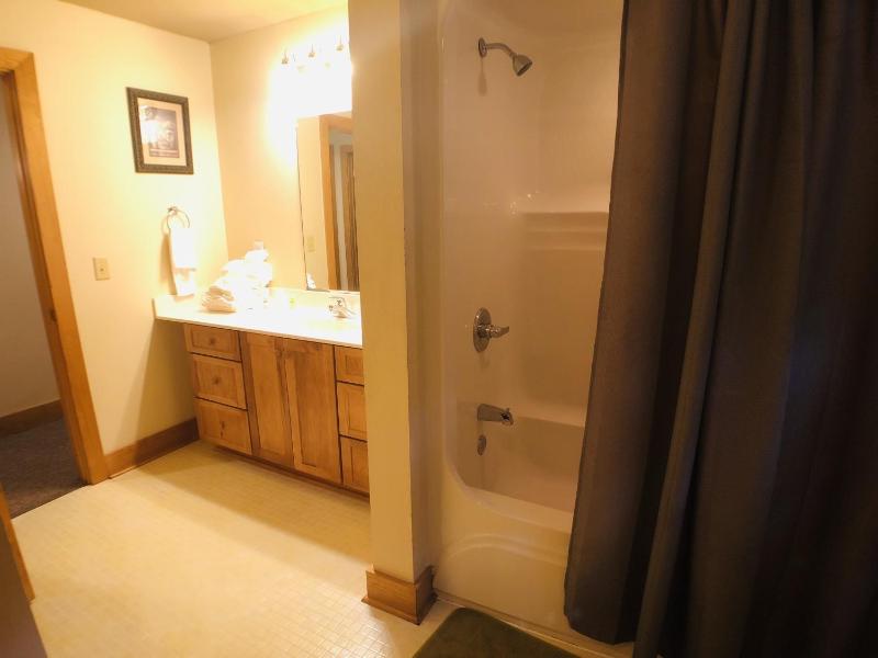 Quiet Condo with Retreat Atmosphere - image 12