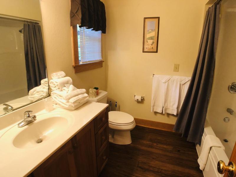 Quiet Condo with Retreat Atmosphere - image 6