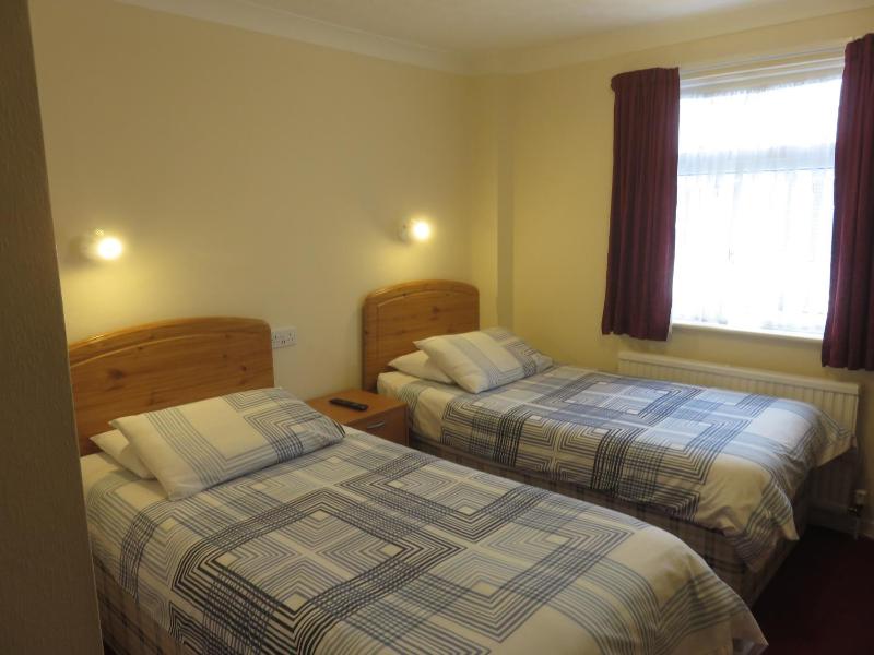 Twin Room with Private Bathroom image 3