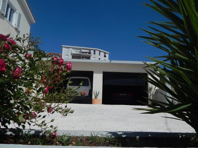 One-Bedroom Apartment with Balcony and Sea View image 2