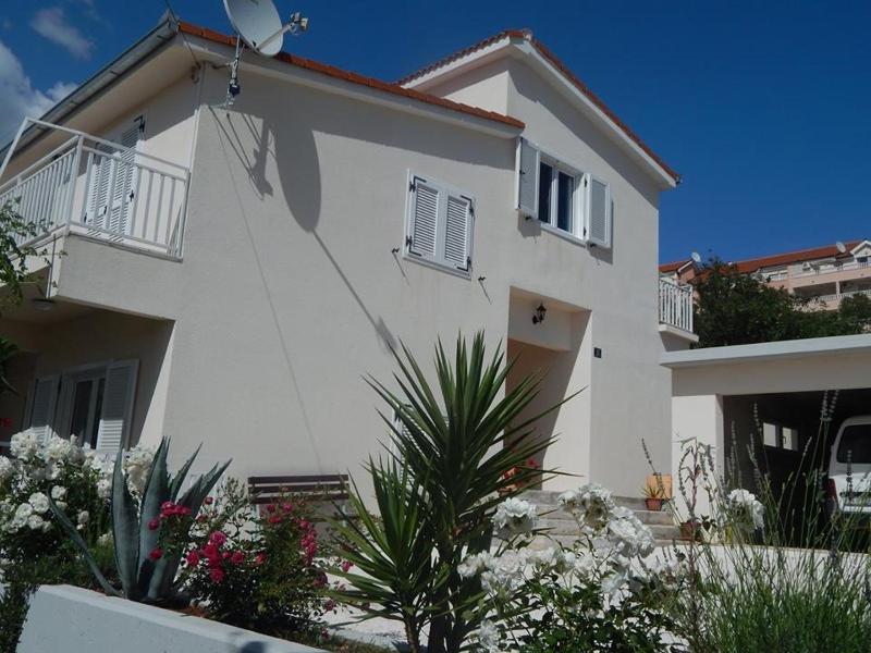 One-Bedroom Apartment with Balcony and Sea View image 3