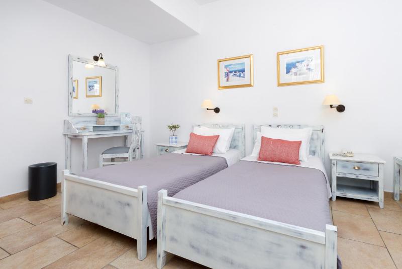 Standard Double Room image 3