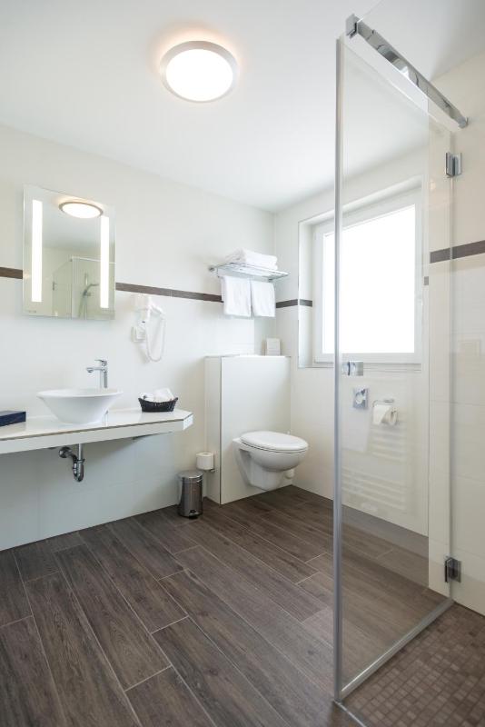 Deluxe Double Room with Balcony image 2
