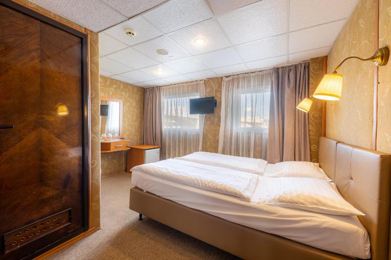 Standard Double Cabin on Boat with River View image 4