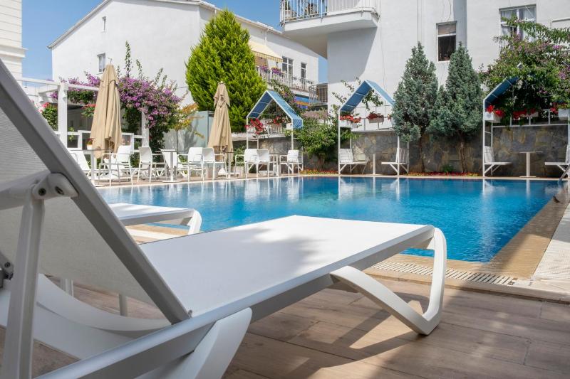 Deluxe Double Room with Balcony image 2