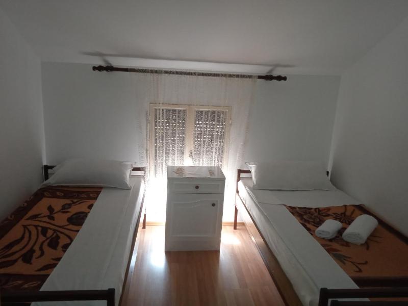 Small Twin Room image 4