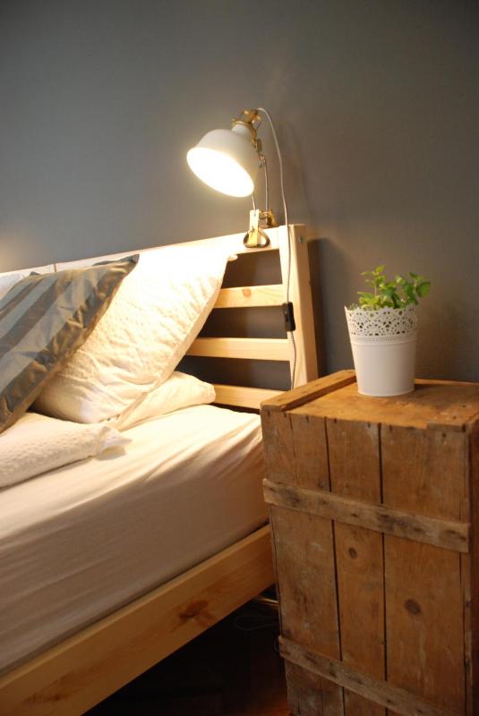 Single Room with Shared Bathroom image 3