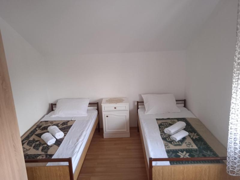 Twin Room image 3
