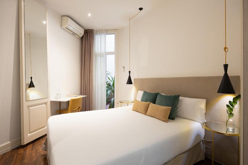 Small Double Room image 4