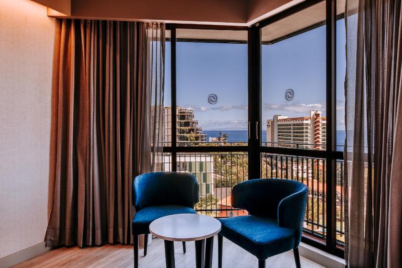 Twin Room with Sea View image 4