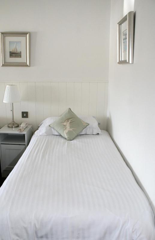 Classic Single Room image 4