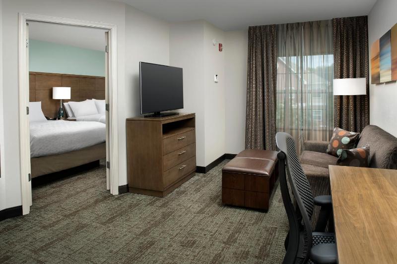 One-Bedroom Queen Suite with Two Queen Beds image 1