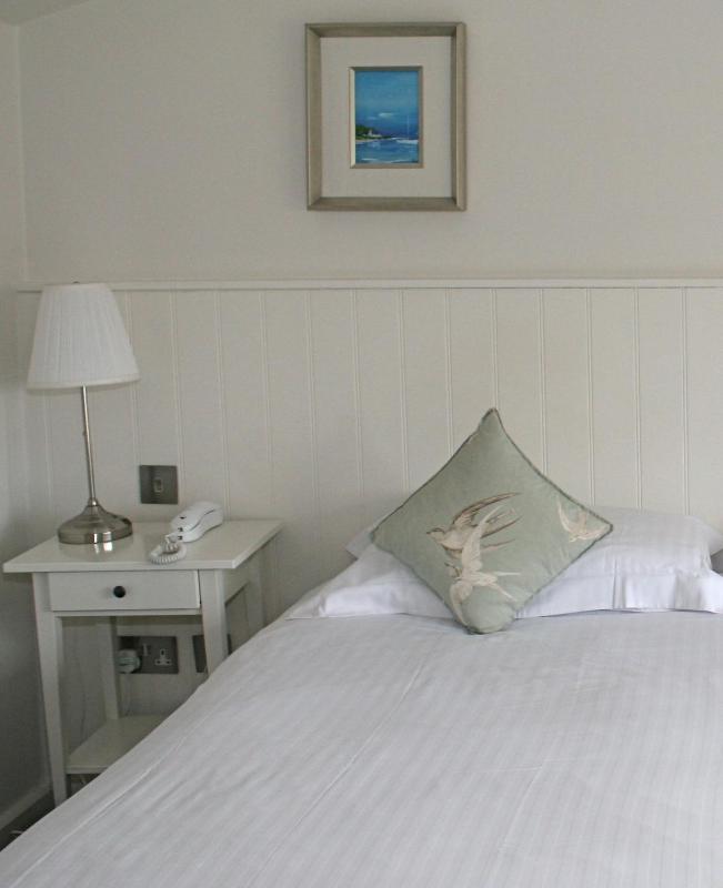 Classic Single Room image 3