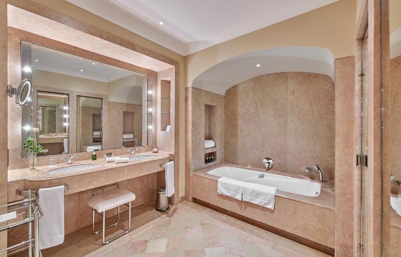 Deluxe Junior Suite image 4