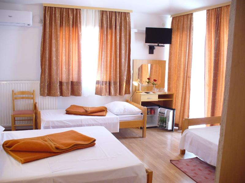 Quintuple Room with Terrace image 1