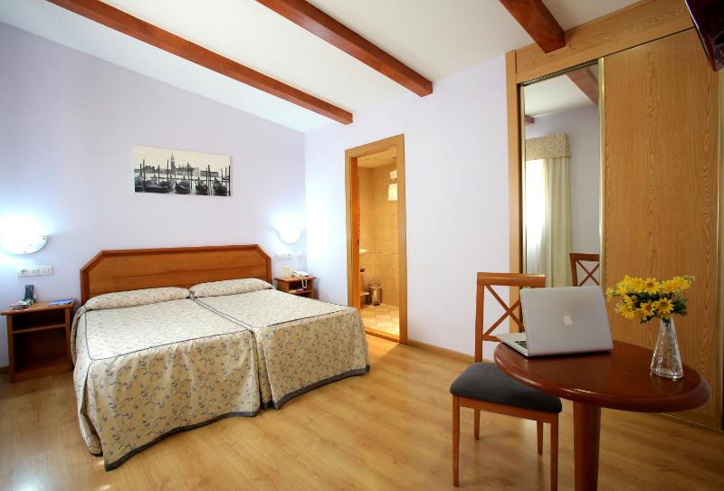 Double Room with Extra Bed image 1