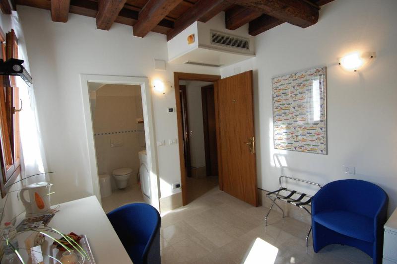 Single Room image 3