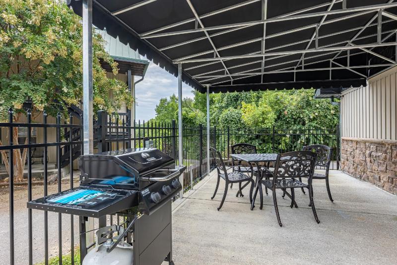Sweet Surrender Cabin with Premier Amenities - image 33