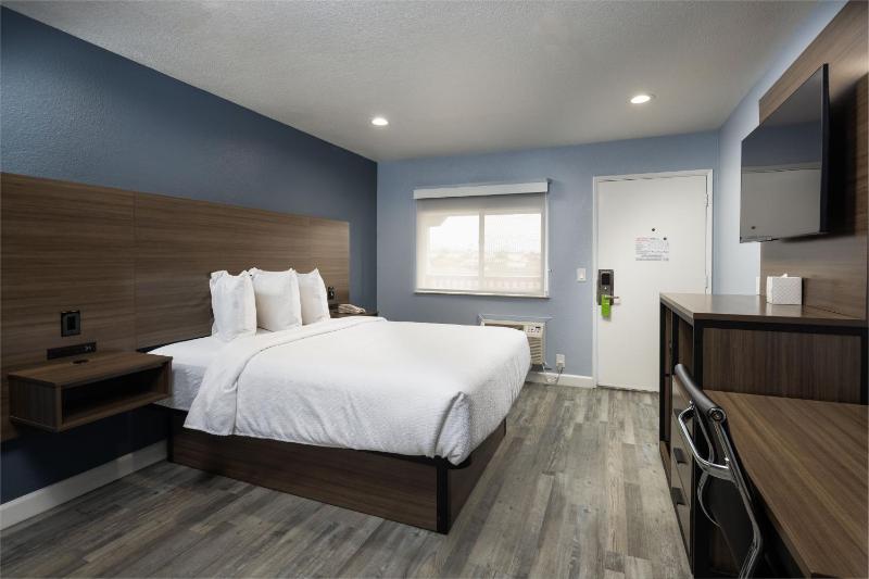 Queen Room - Non-Smoking image 3