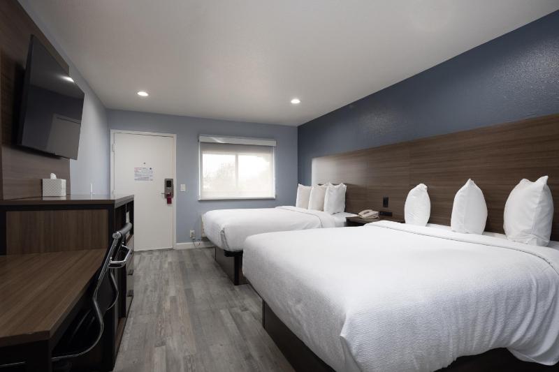 Queen Room with Two Queen Beds - Non-Smoking image 4