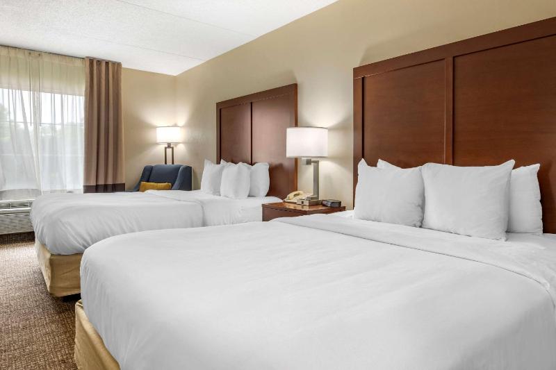 Queen Room with Two Queen Beds - Non-Smoking image 1