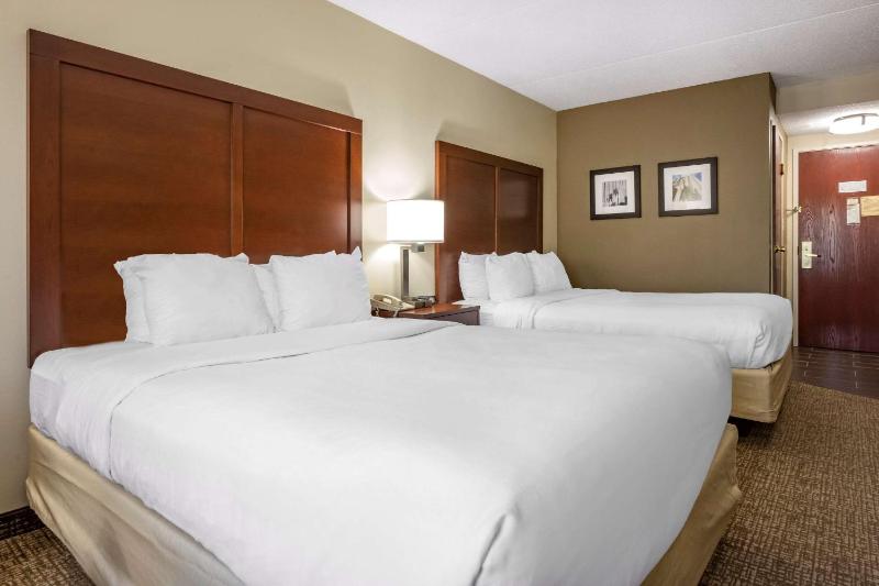 Queen Room with Two Queen Beds - Non-Smoking image 2