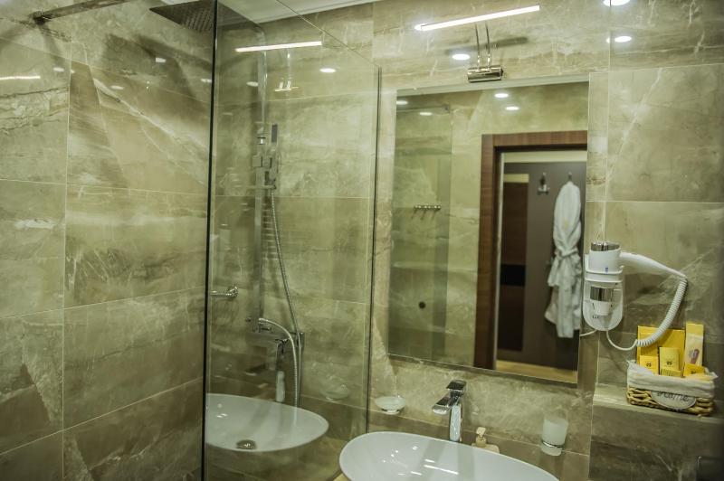 Standard Queen Room image 2