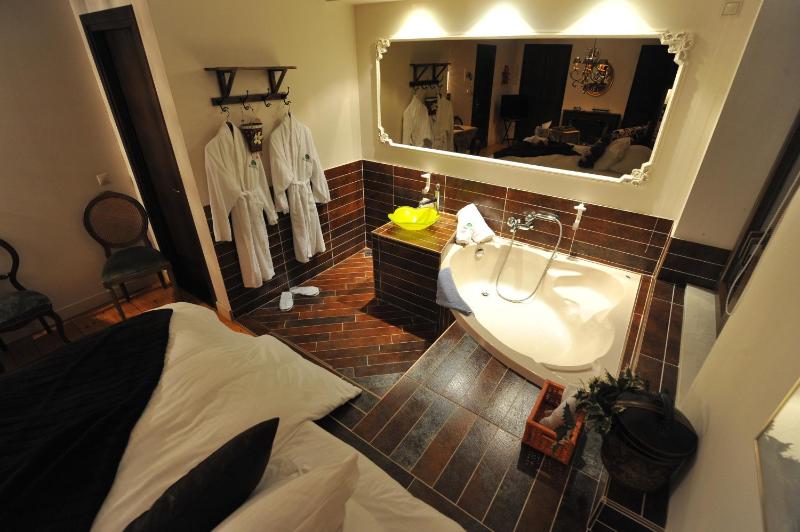 Deluxe King Suite image 4