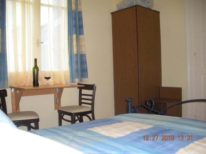 Basic Double Room image 3