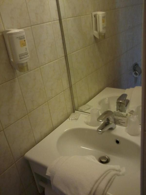 Standard Double Room image 4