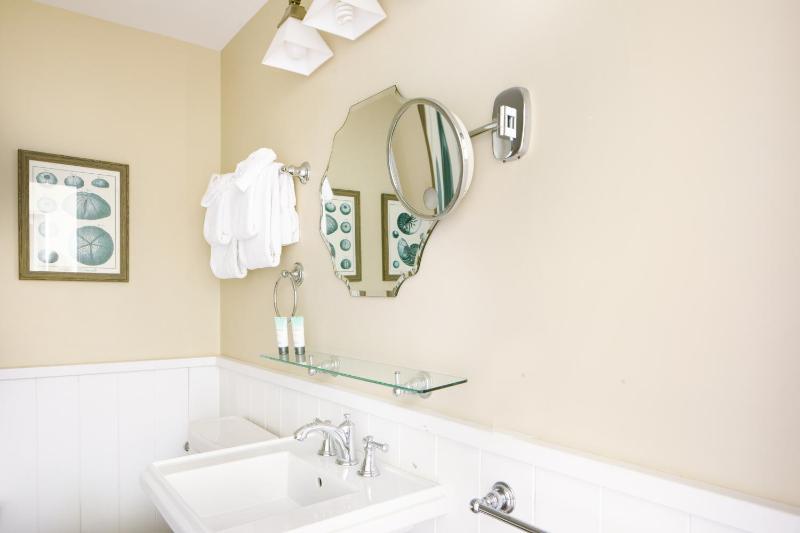Deluxe King Room image 2