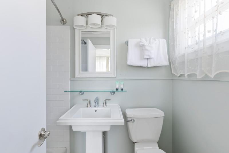 Garden Grove Deluxe King image 4