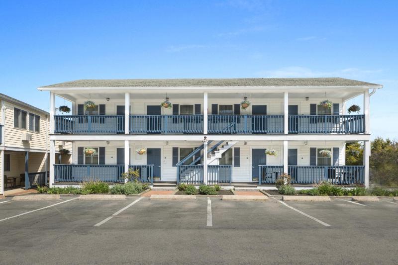 Garden Grove Deluxe King image 3