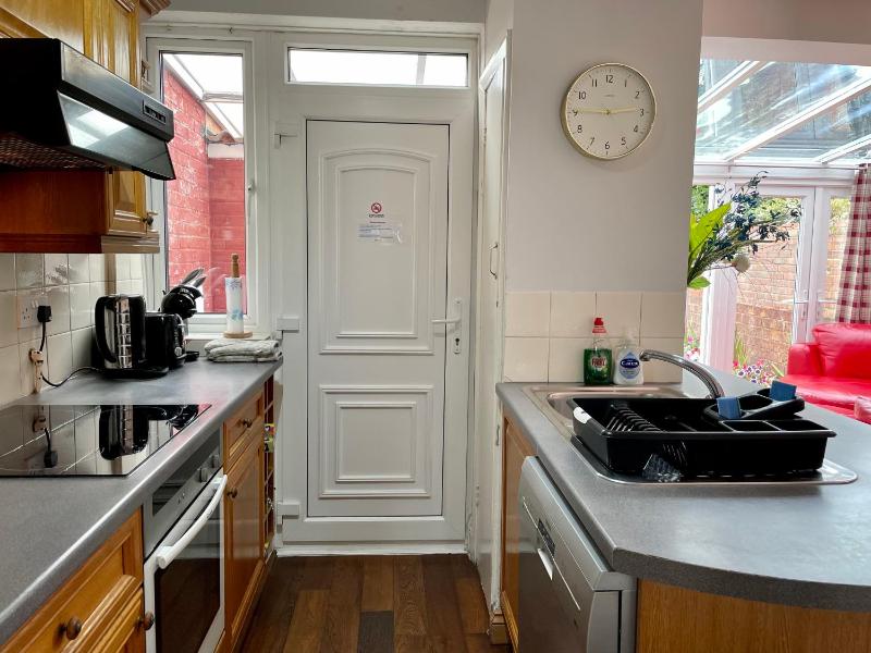 Somers 4 bed House off road parking pet friendly - image 19