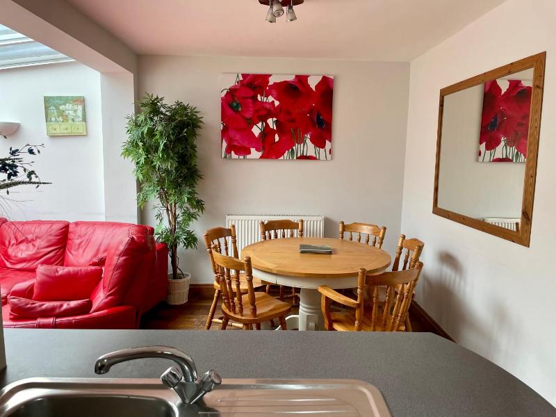 Somers 4 bed House off road parking pet friendly - image 20