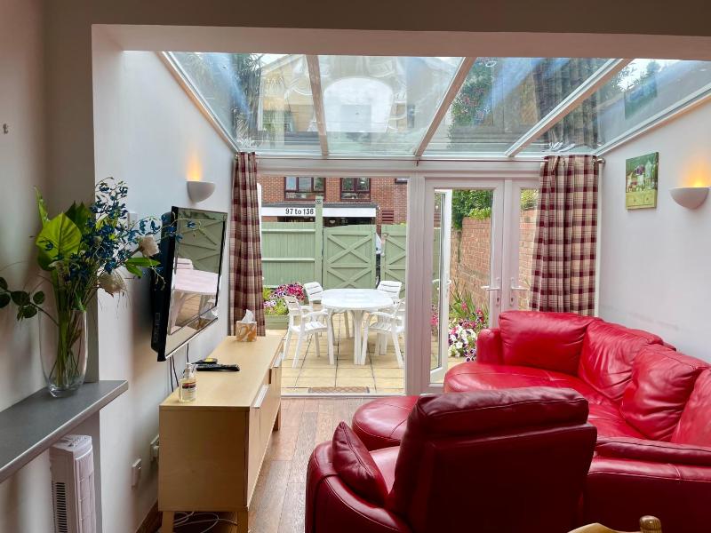 Somers 4 bed House off road parking pet friendly - image 1